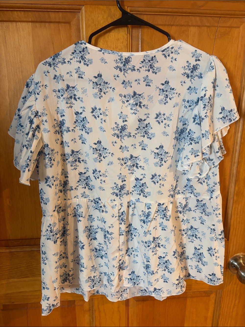 SHEIN White Flutter Sleeve Tie-Front Top with Blue Floral Print - Picture 4 of 6
